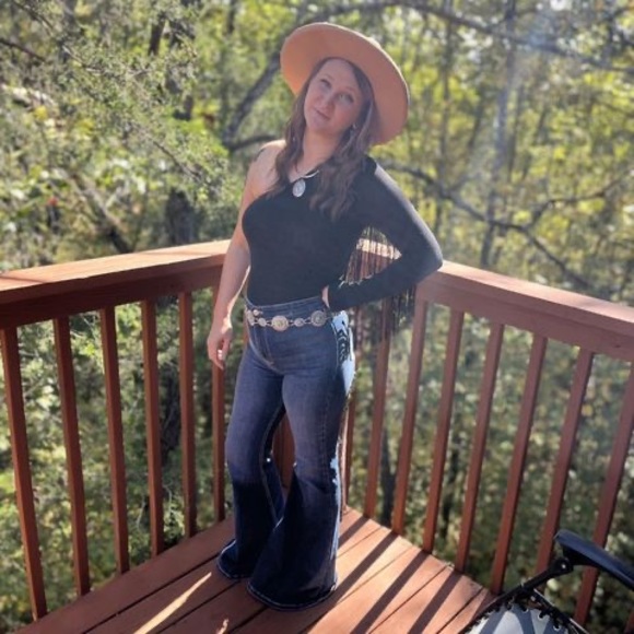 Meet your Posher, Makayla - Picture 1 of 1